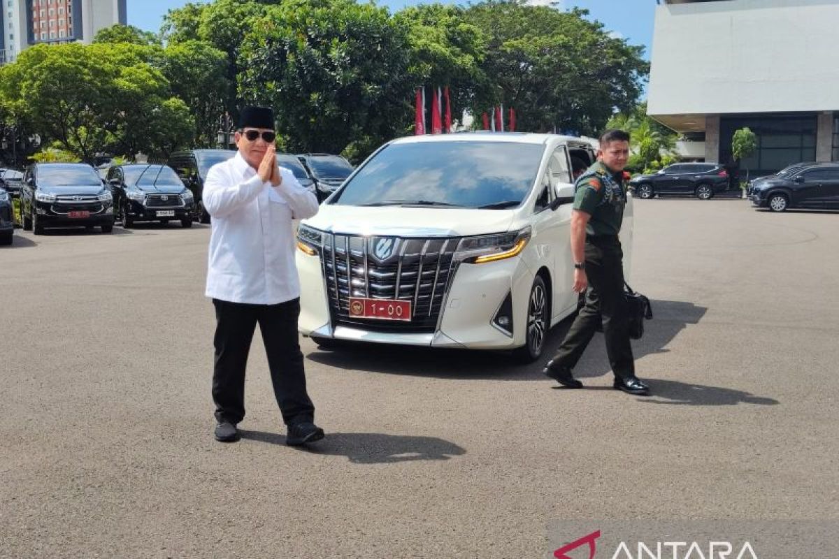 Prabowo tunjukkan dirinya sehat di depan wartawan Istana Kepresidenan