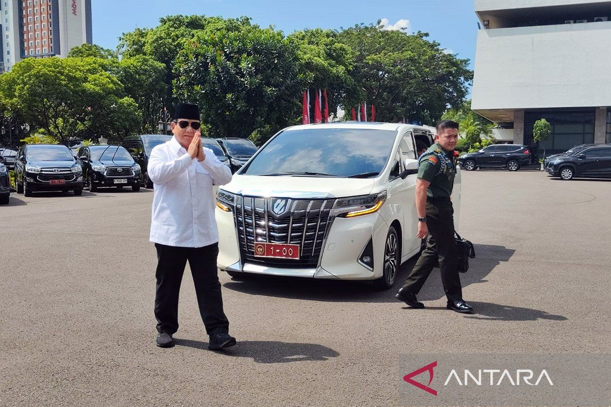 Prabowo tunjukkan dirinya sehat di depan wartawan Istana Kepresidenan