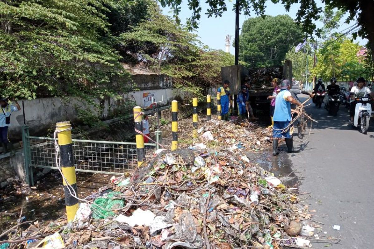 Sebanyak 300 petugas Dinas PUPR disiagkan antisipasi banjir di Mataram