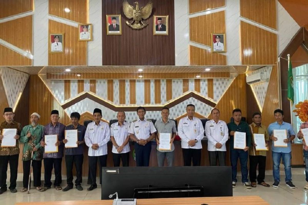 Wabup Ketapang serahkan dana hibah kepada sembilan rumah ibadah