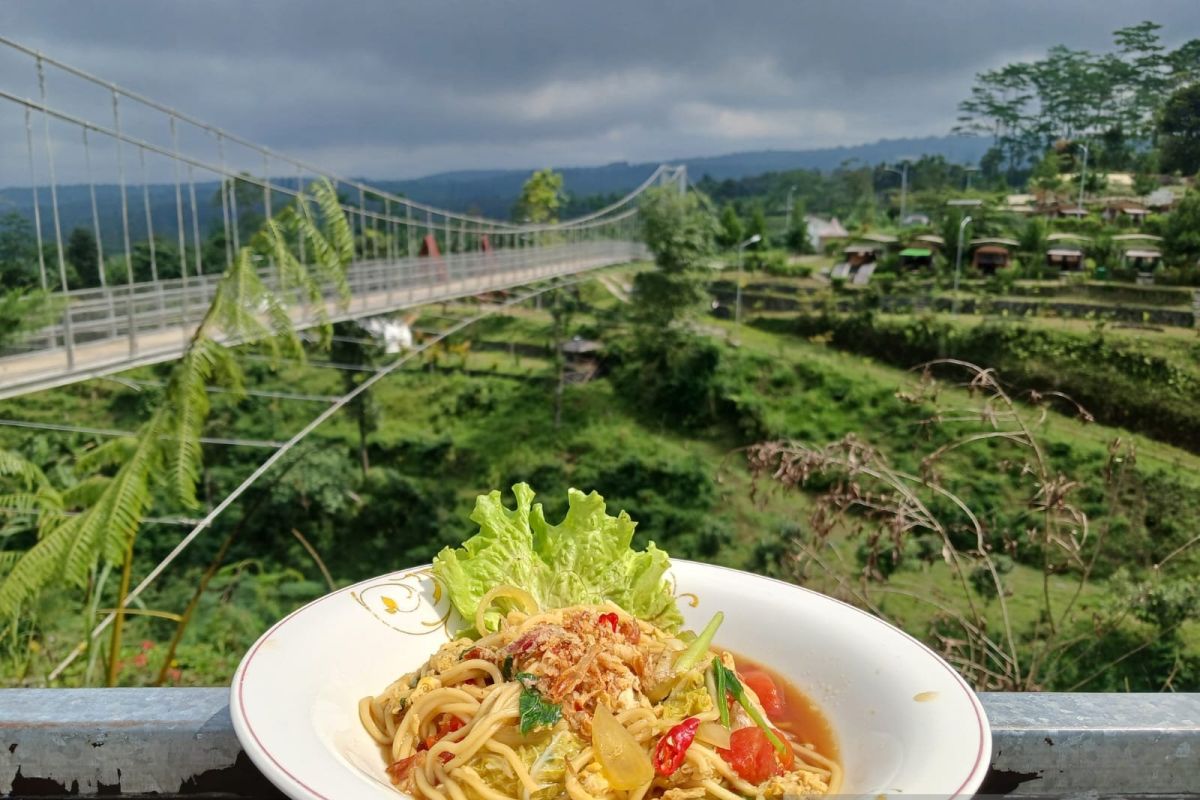 Nikmatnya mie nyemek ala Buper Glagah Arum di lereng Semeru