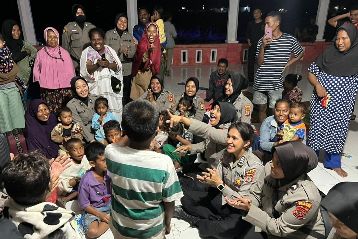 Polwan Polres Buru lakukan trauma healing terhadap anak korban banjir Desa Grandeng