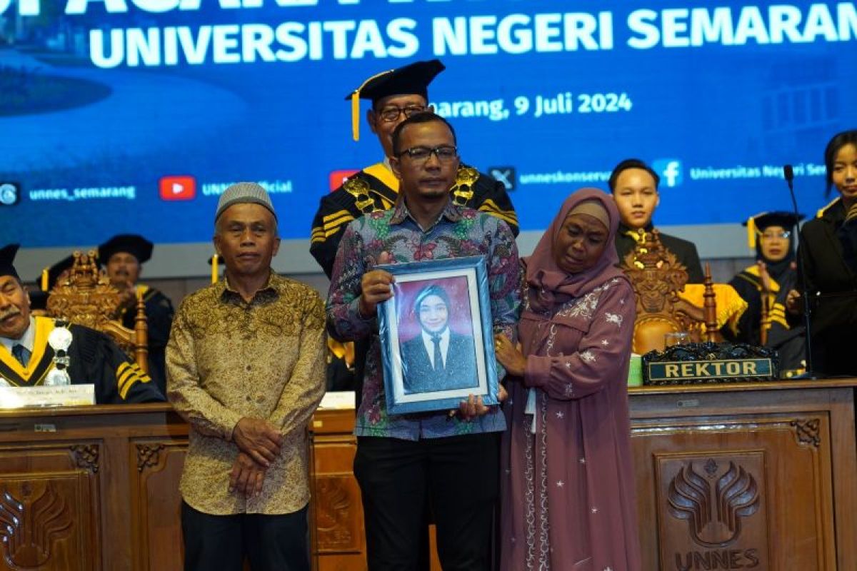 Orang tua wakili mendiang anaknya wisuda di Unnes