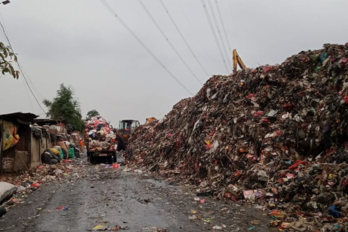 UPTD Pengelolaan Sampah Depok longsor akibat intensitas hujan tinggi