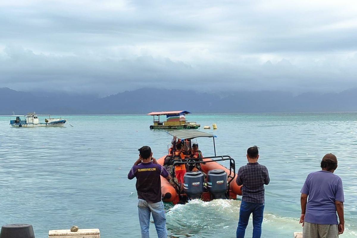 Basarnas cari seorang korban terjatuh di perairan Selat Capalulu