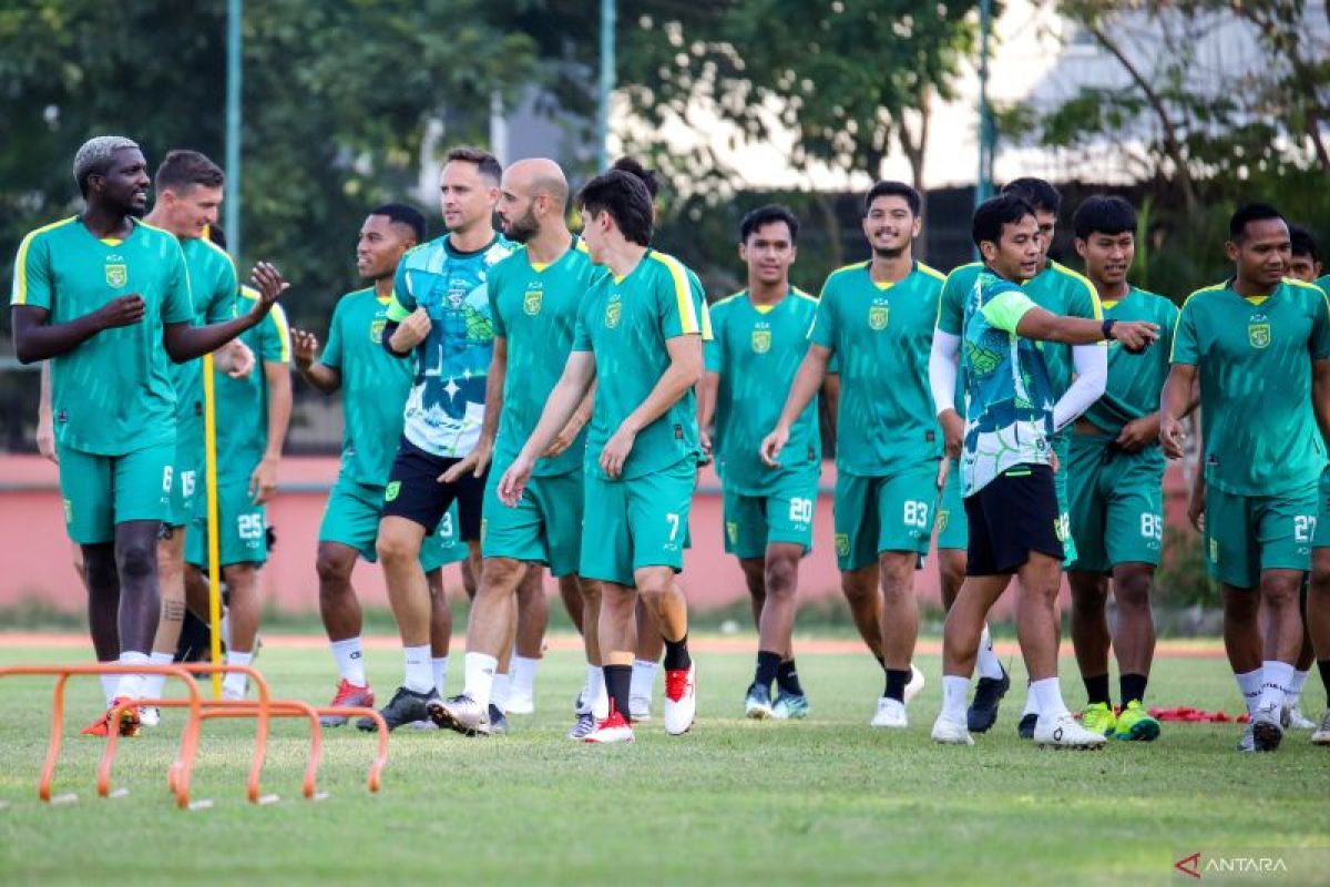 Pelatih Persebaya buka opsi tambah pemain belakang asing baru