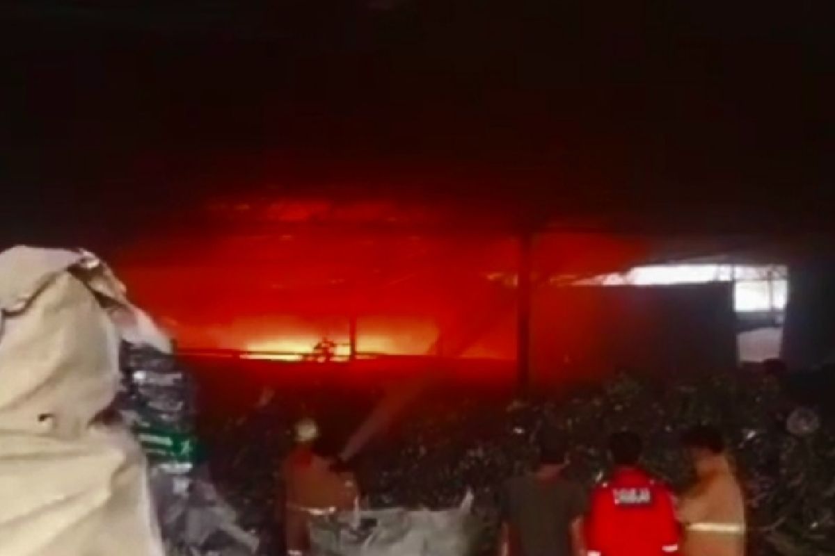 Pabrik aluminium pasta di Serang terbakar, dua orang pekerja terluka