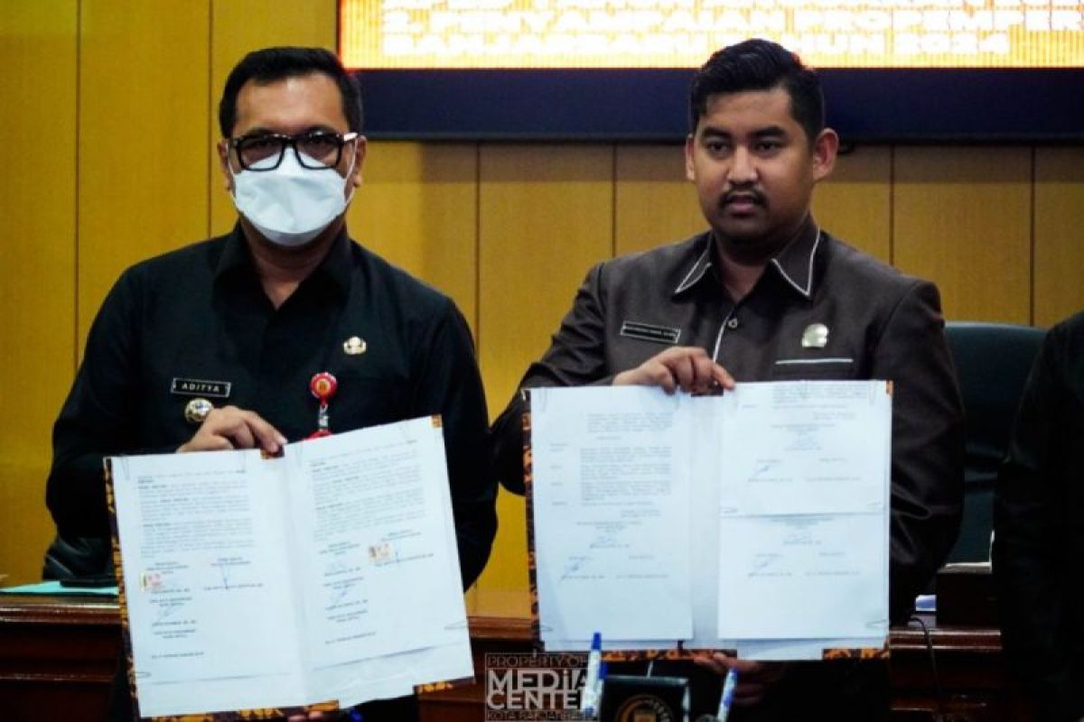 Foto - Ketua DPRD-Wali Kota perlihatkan berita acara pengesahan perda APBD 2023