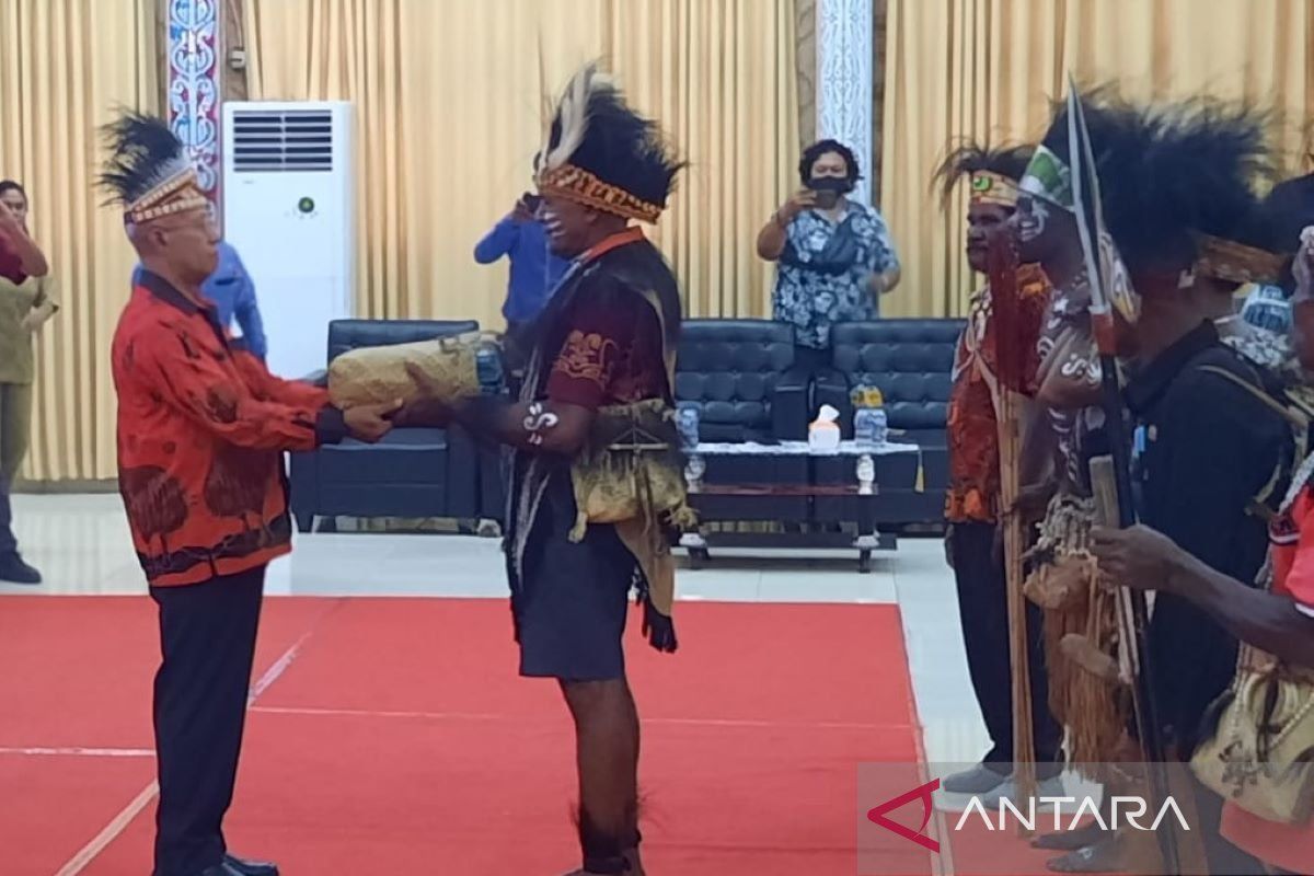 Dewan Adat Papua Teluk Wondama serahkan berkas calon anggota DPRK