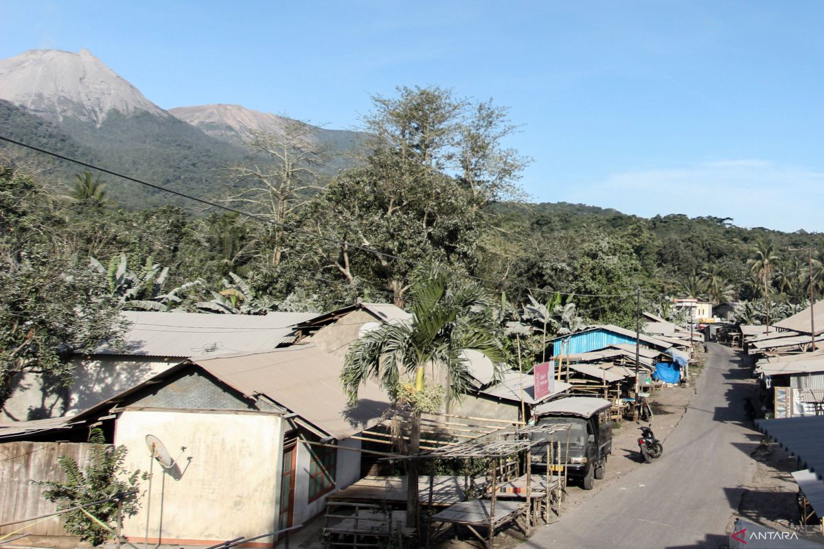 Aktivitas vulkanik Gunung Lewotobi Laki-laki sedikit menurun