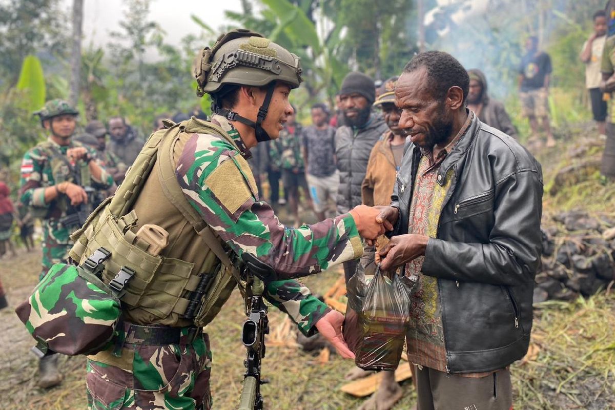 Satgas Yonif 432/Kostrad adakan baksos sela patroli di Distrik Mbua