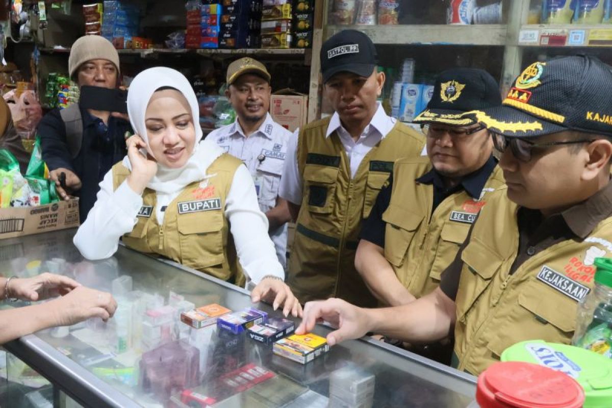 Bupati Mojokerto Ikfina blusukan ke pasar untuk perangi rokok ilegal