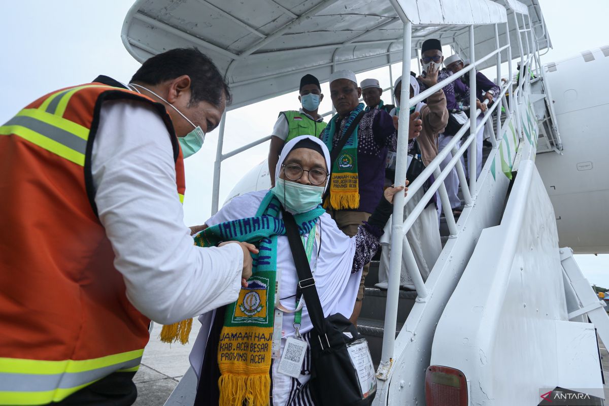 FOTO - Jamaah haji Aceh kloter pertama tiba di Tanah Rencong