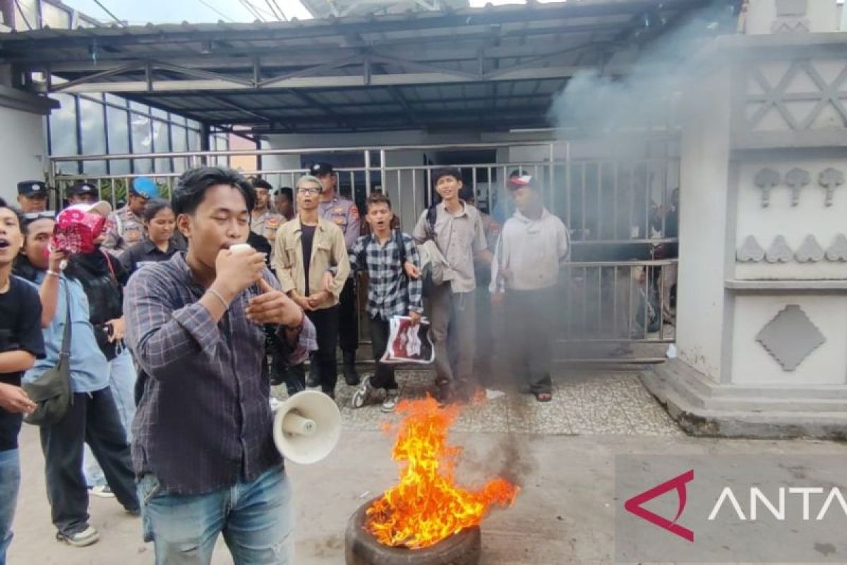 Puluhan mahasiswa unjuk rasa di depan Kantor KPU Kota Serang