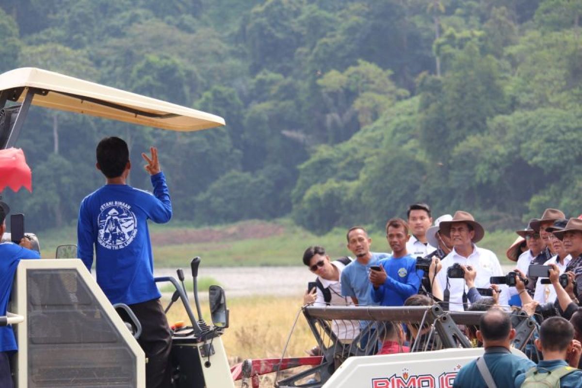 Kementan berikan bantuan penunjang pertanian kepada TNI AL di Lampung