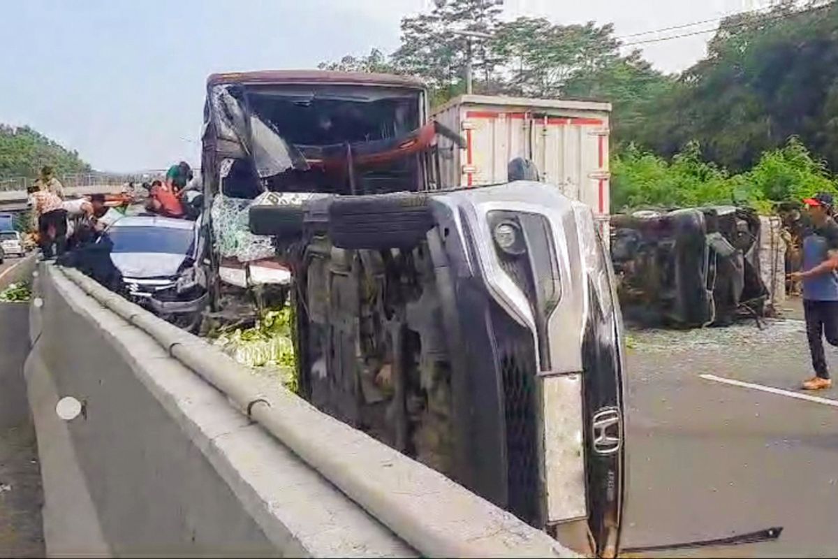 Sepuluh kendaraan terlibat kecelakaan beruntun di jalan Tol Cipularang