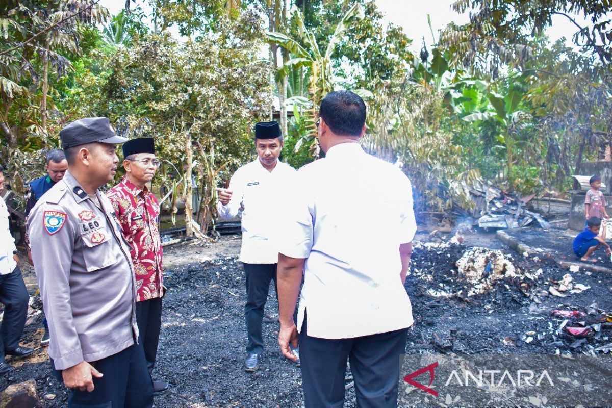 Pj Sekda Kampar temui korban kebakaran dan serahkan bantuan