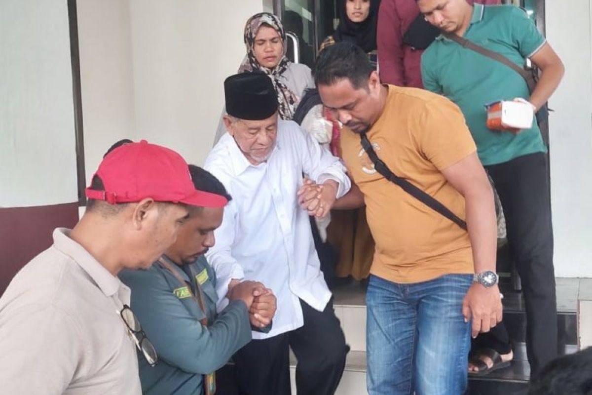 Mantan Gubernur Malut AGK jatuh sakit dalam ruang sidang di pengadilan tipikor Ternate