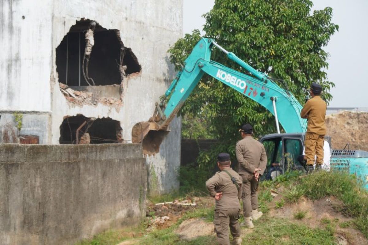 Satpol PP Tengerang bongkar bangunan sarang walet tak berizin