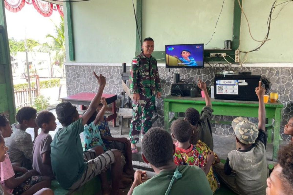 Satgas Yonif 122/TS makan siang bersama anak-anak perbatasan RI-PNG