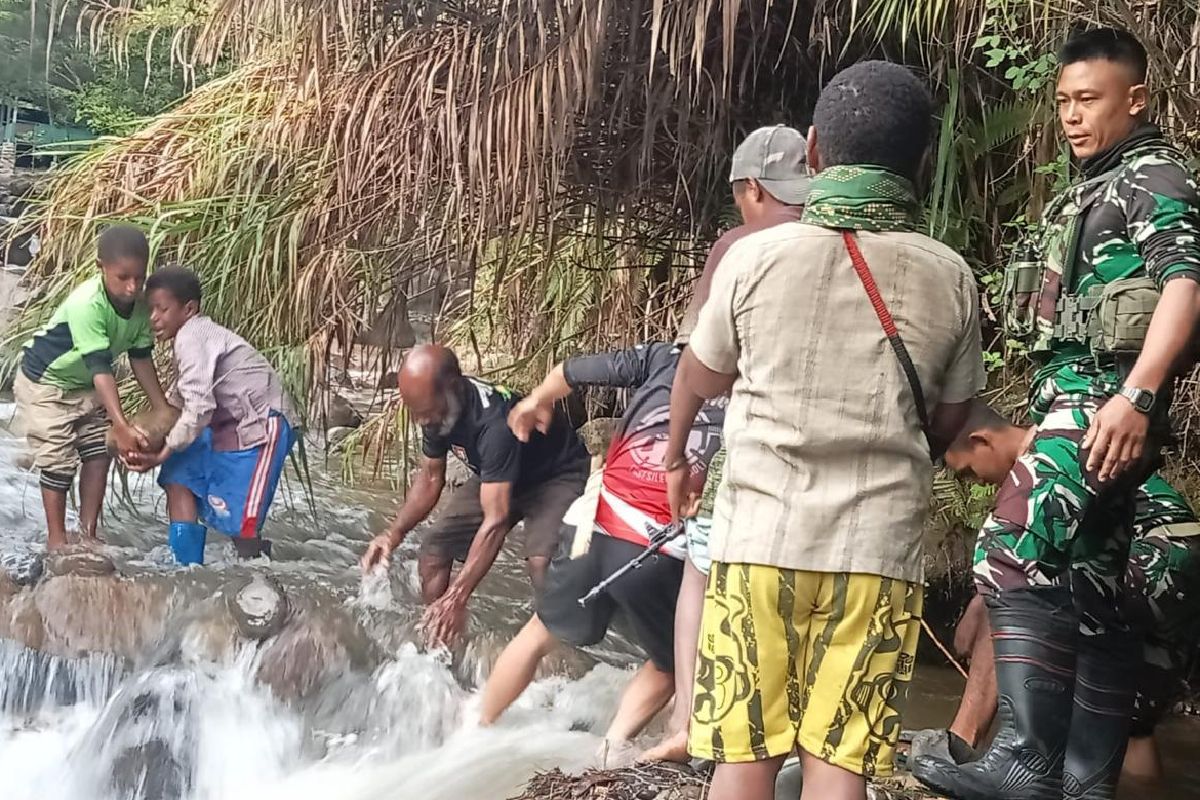 Satgas Yonif 641/Bru bantu atasi kesulitan air warga Walesi