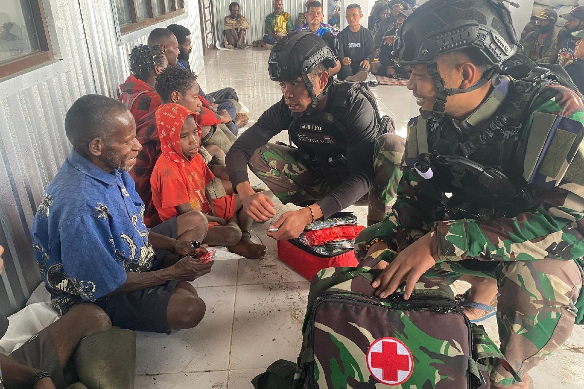 Satgas TNI periksa kesehatan warga Agandugume Puncak Papua Tengah