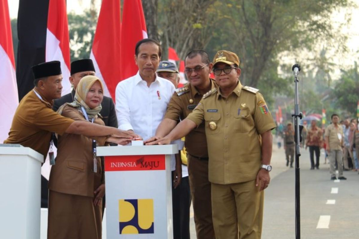 Presiden Jokowi meresmikan 16 ruas jalan daerah di Lampung