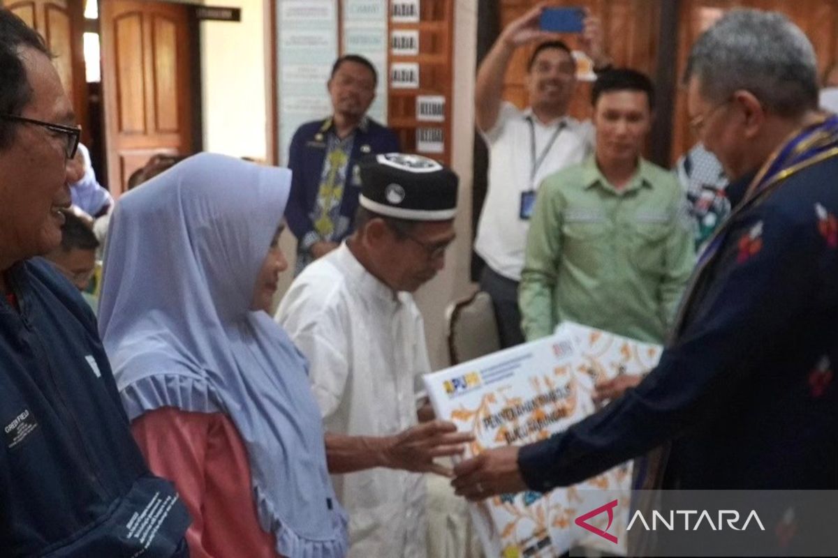 Pemkot Kendari serahkan BSPS senilai Rp20 juta ke masyarakat