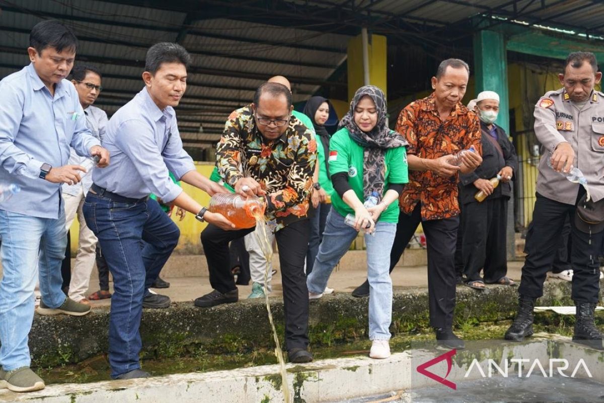 Komunitas pencinta lingkungan tebar eco enzyme di pasar induk Sangatta