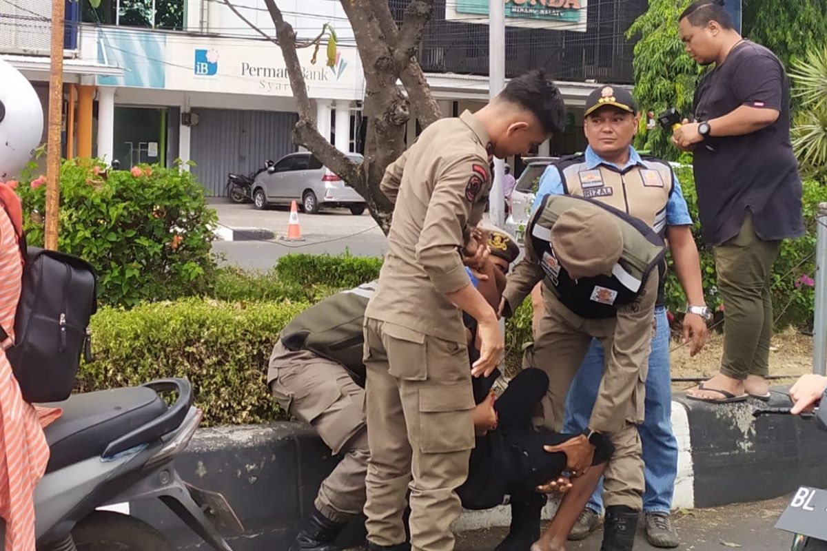 Satpol PP Banda Aceh tertibkan pengemis di Pos Polantas Simpang Lima