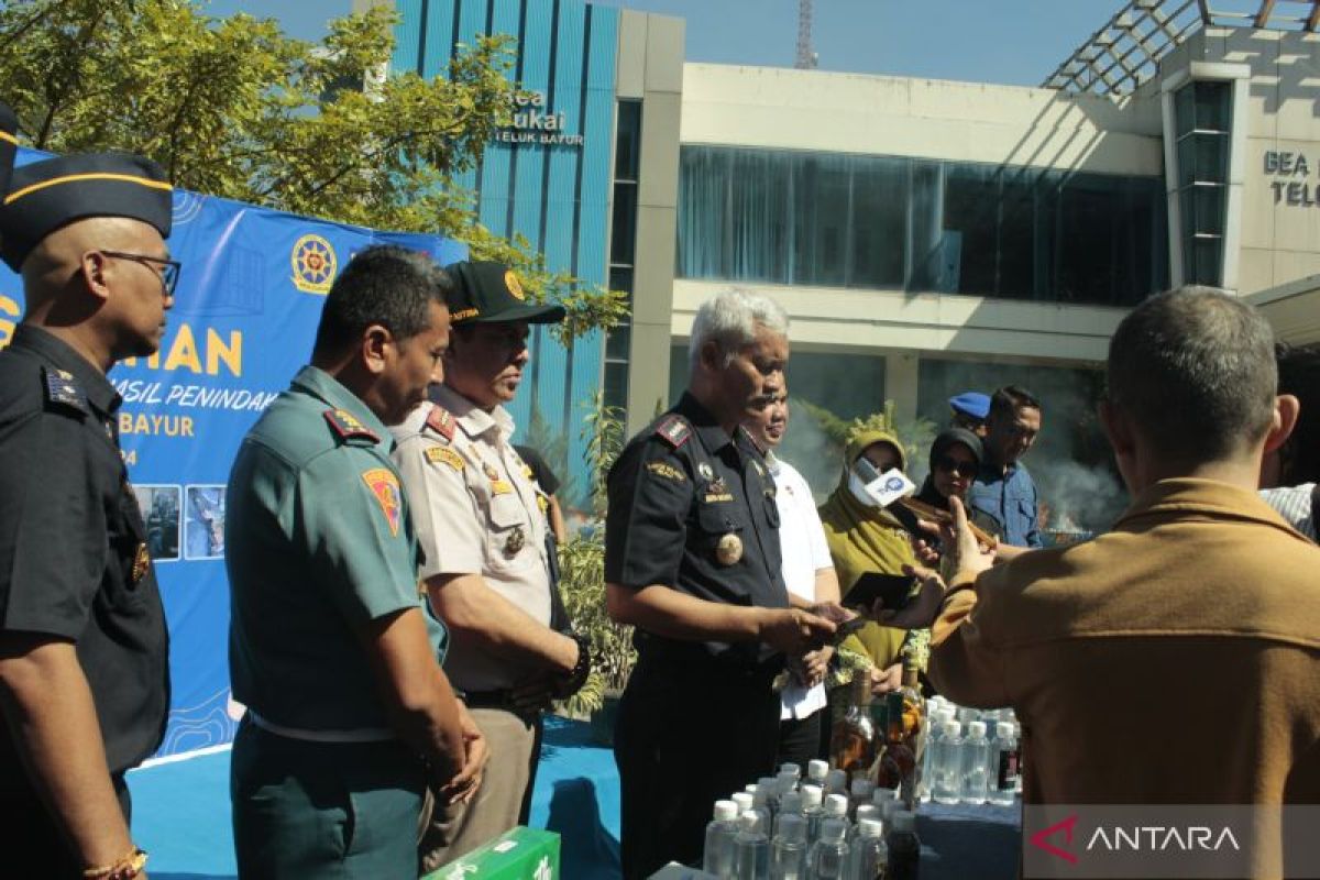 Bea Cukai Teluk Bayur musnahkan 12,4 juta batang rokok ilegal