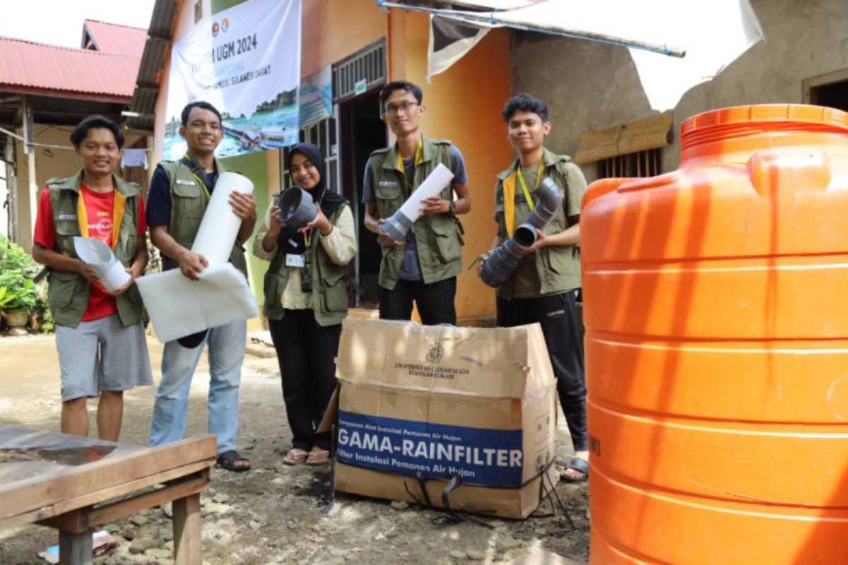 Mahasiswa KKN UGM pasang alat pemanen air hujan di Pulau Karampuang