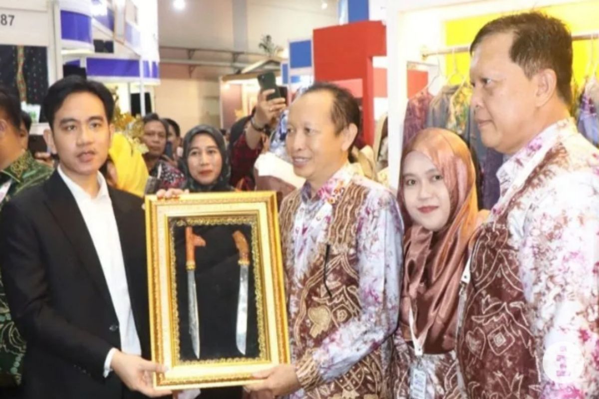 Gibran tertarik produk lokal HSS di Apkasi Otonomi Expo 2024