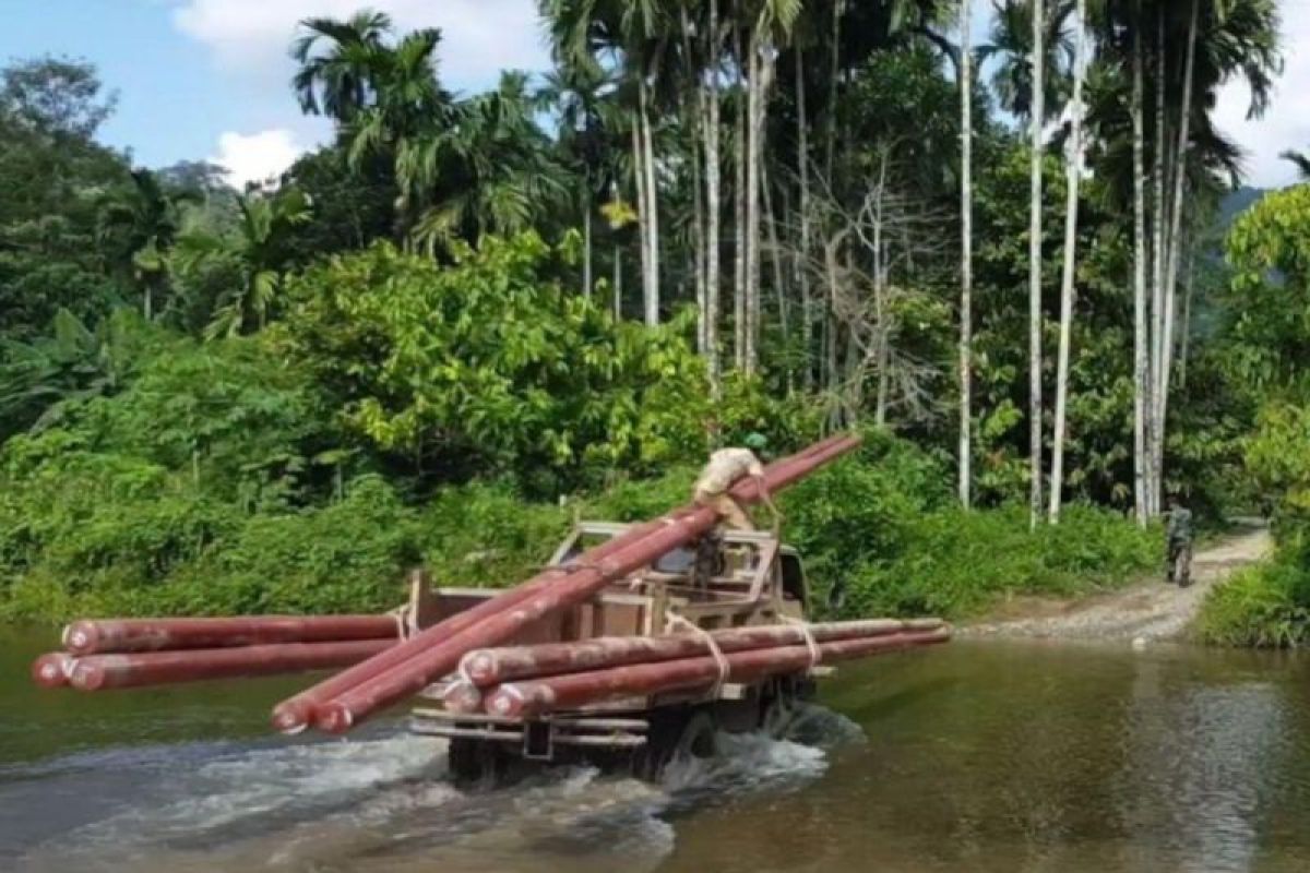 FOTO - Petugas PLN bawa material ke desa sejauh ratusan kilometer di Aceh