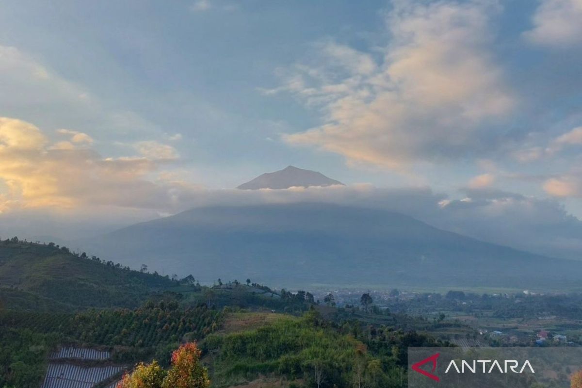 Pesona keindahan alam lima gunung berapi tertinggi yang masih aktif di Indonesia