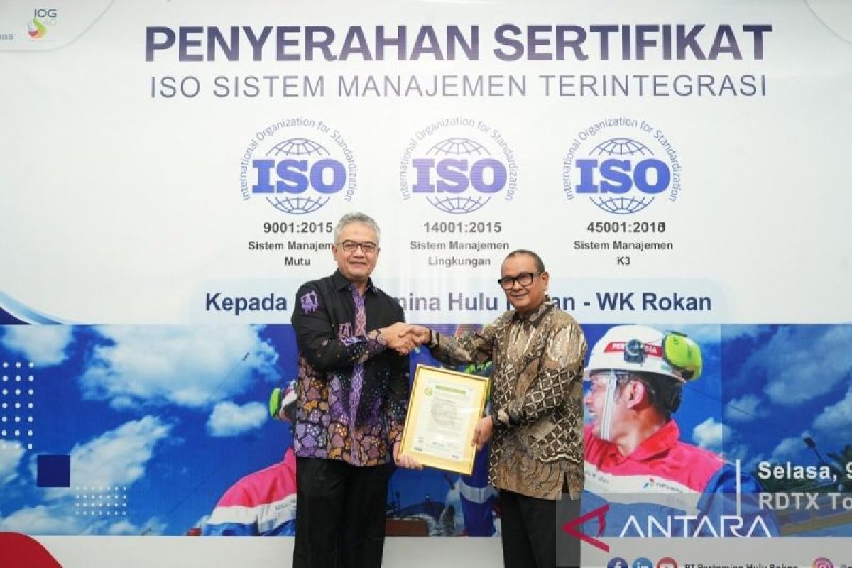 Penyerahan tiga sertifikat ISO Sistem Manajemen Terintegrasi 9001, 14001 dan 45001 untuk PHR