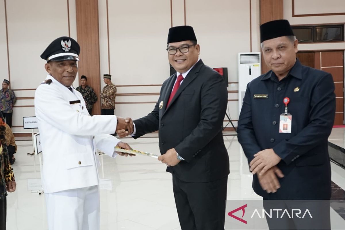 Pj Bupati Bangka serahkan 61 SK perpanjangan kerja kades