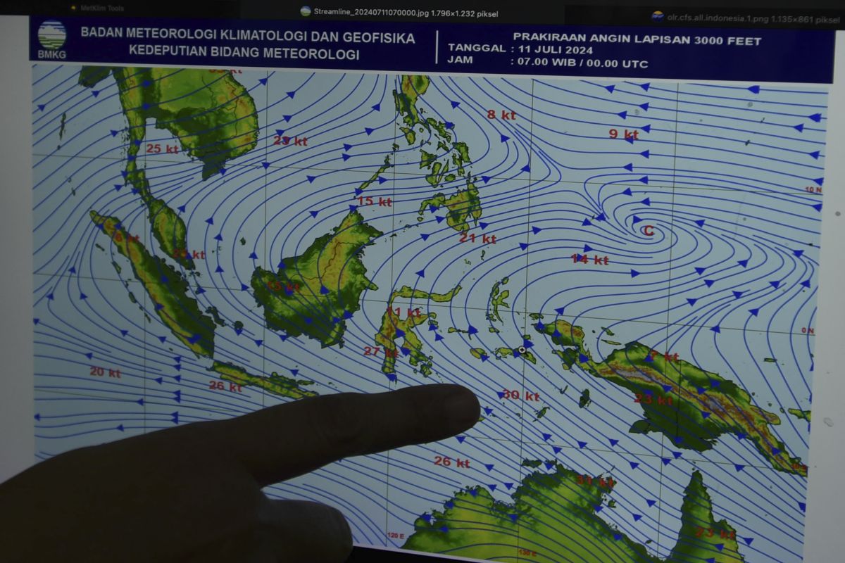 Hujan disertai petir diprakirakan melanda 11 provinsi di Indonesia