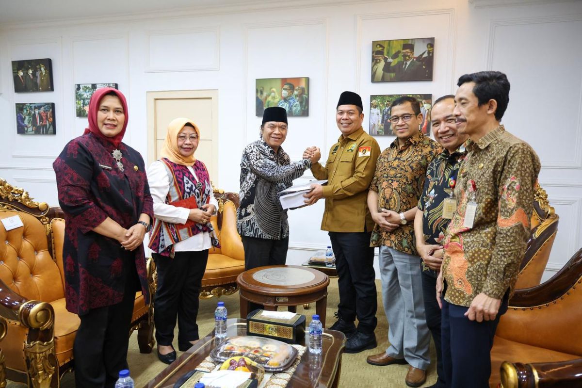 Gubernur Banten serahkan dokumen KUA PPAS Provinsi Banten 2025