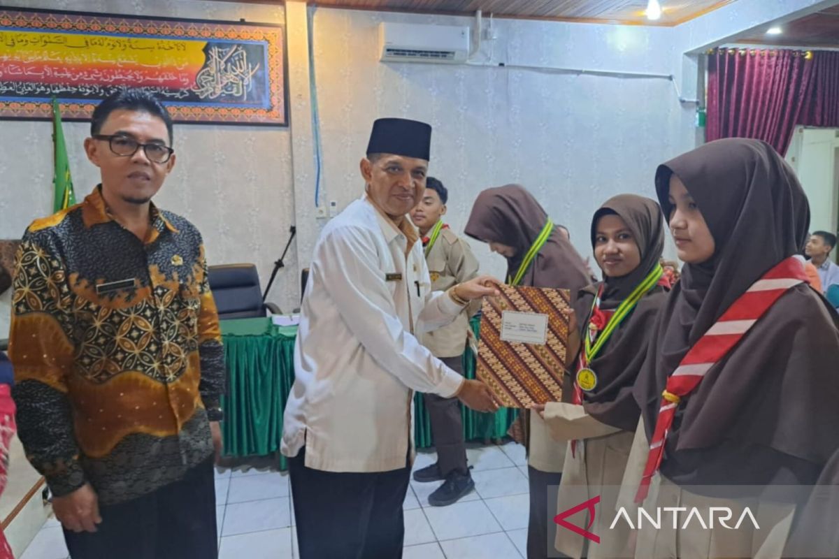 Kemenag Solok berikan penghargaan kompetisi sains tingkat madrasah