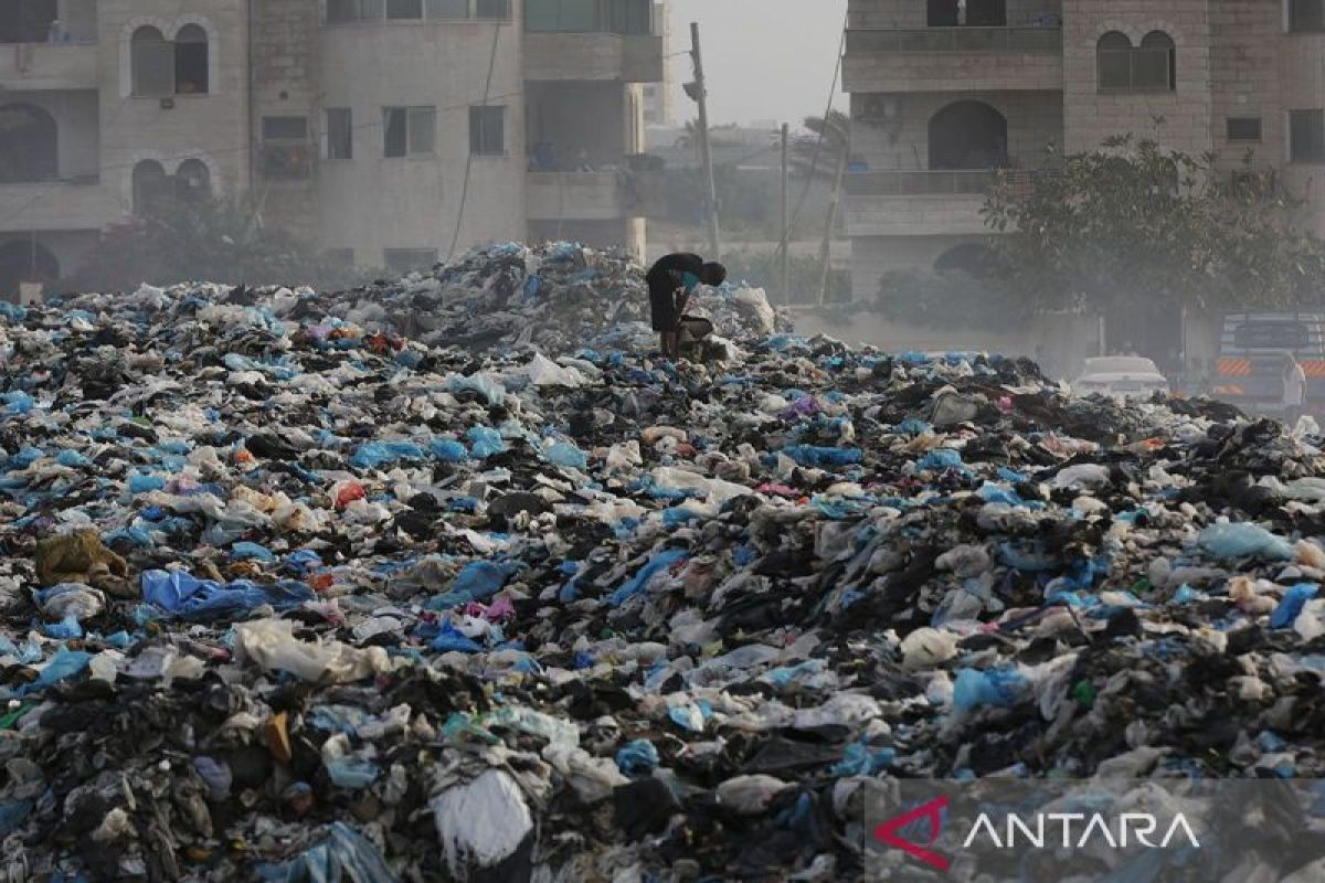 Ribuan ton sampah menumpuk di Gaza ancam nyawa pengungsi