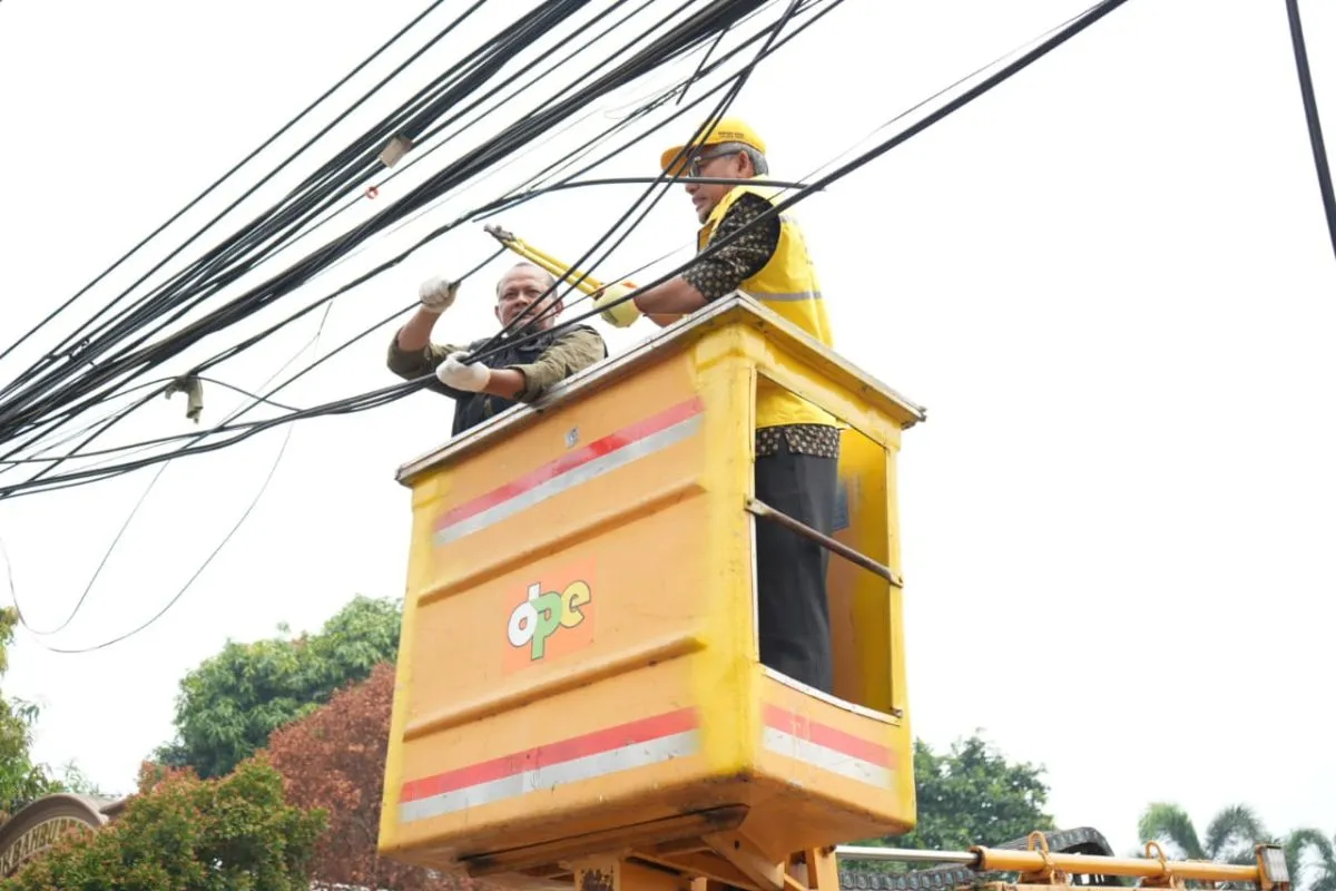 DKI sudah tertibkan lebih dari 10.000 km kabel fiber optik udara