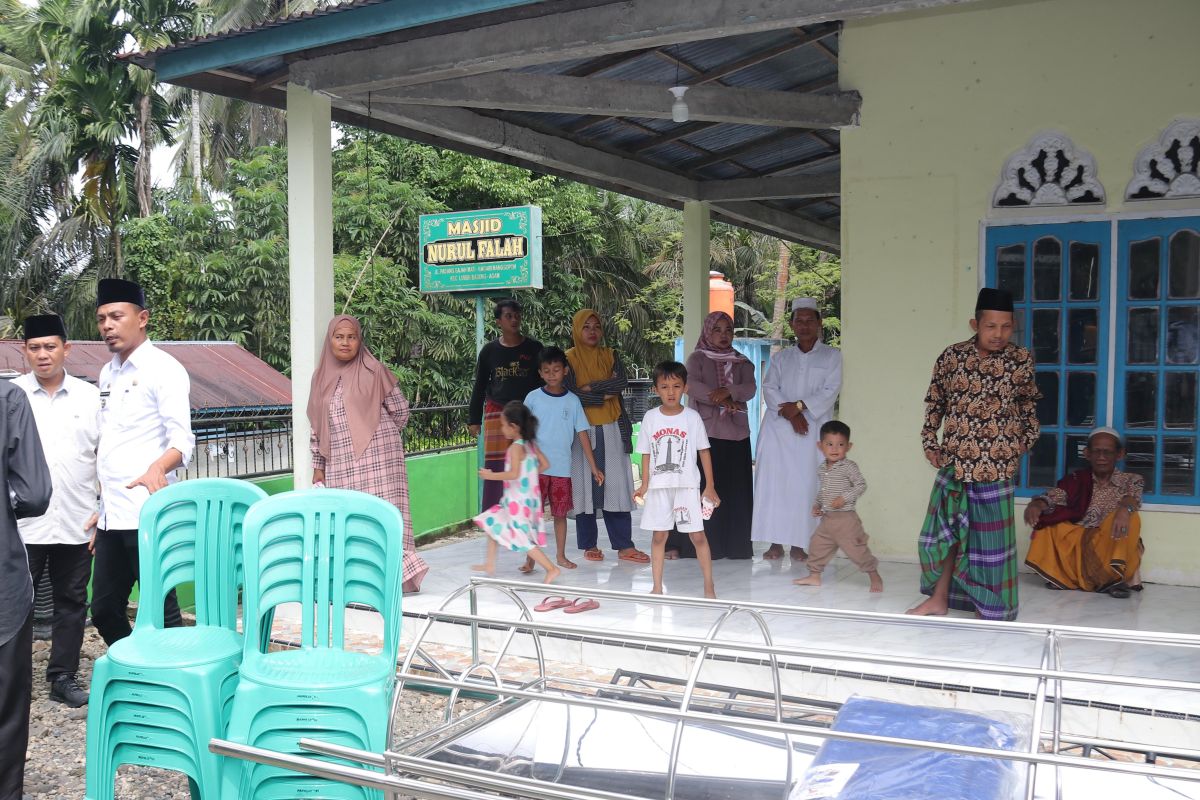 Bupati Agam salurkan peralatan penyelenggaraan jenazah Masjid Nurul Falah