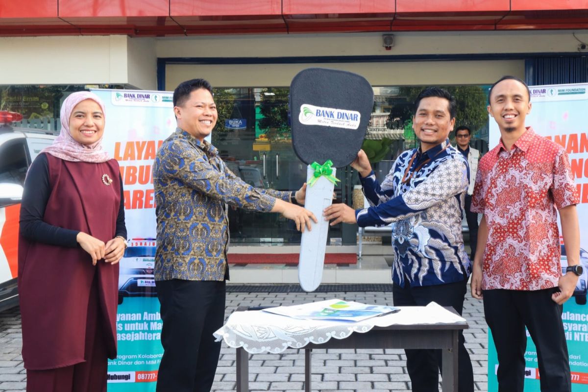 Bank Dinar serahkan bantuan tiga unit mobil ambulans gratis ke MIM Foundation