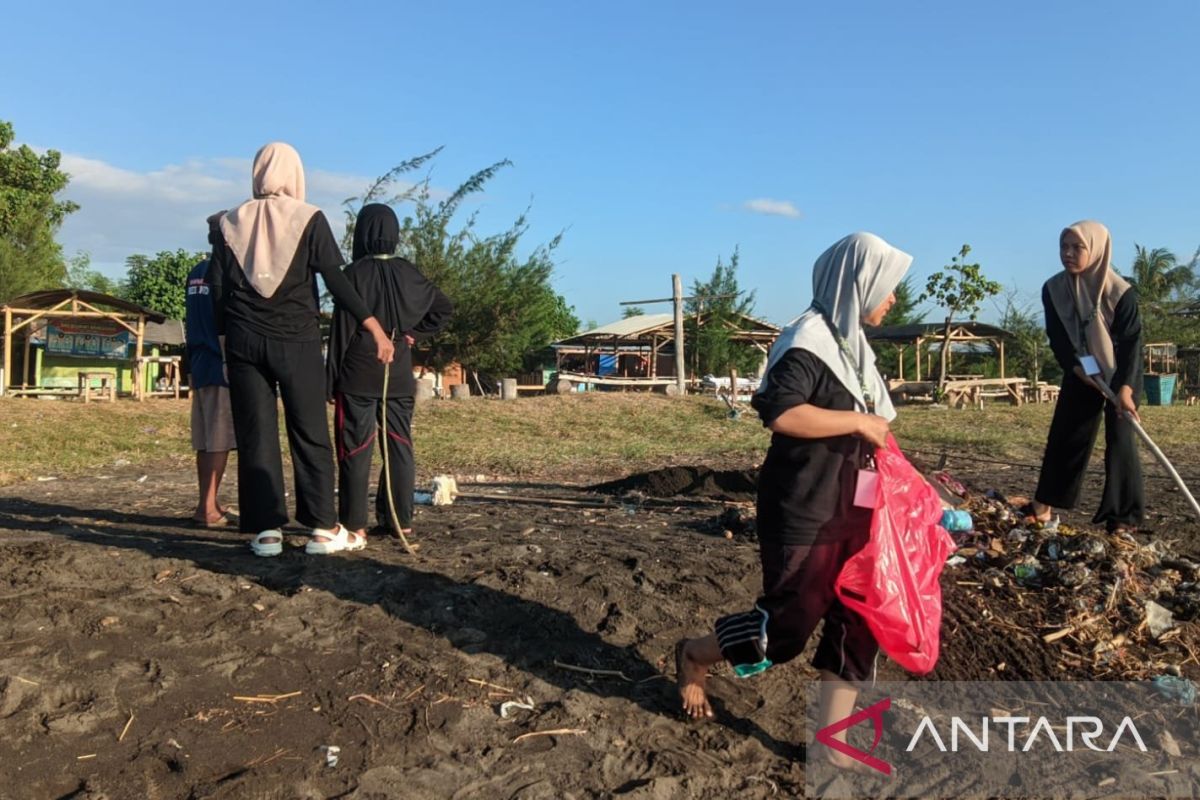 Tingkatkan edukasi untuk masyarakat Banyuwangi, mahasiswa UINSA gelar aksi pungut sampah