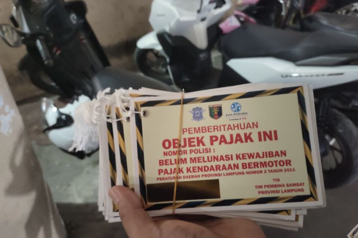 Bapenda Lampung pasangi stiker kendaraan penunggak pajak