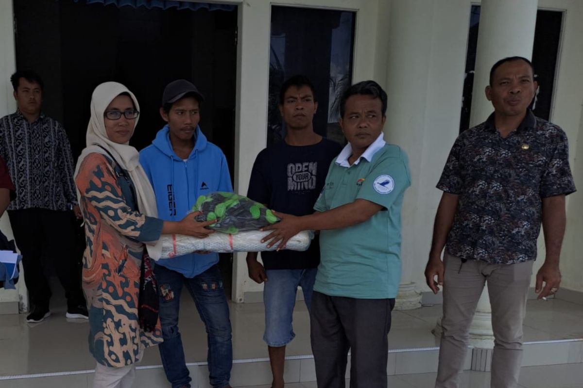 Pemkab Lombok Tengah membantu alat tangkap ikan pada nelayan