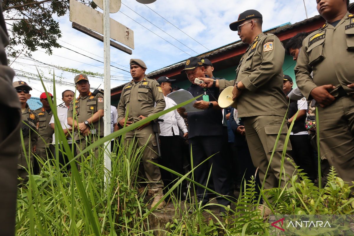 Cerita eksekusi sita lahan tumpukan rantai dan jangkar kapal