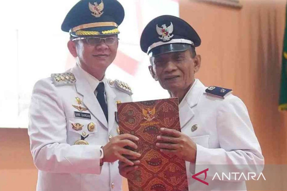 Bupati Bekasi serahkan 172 SK tentang penyesuaian periode kepala desa