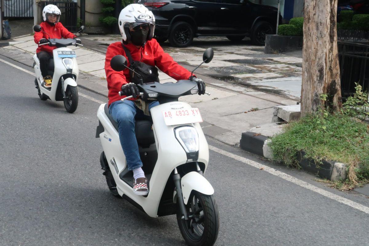 Begini cara aman berkendara sepeda motor listrik